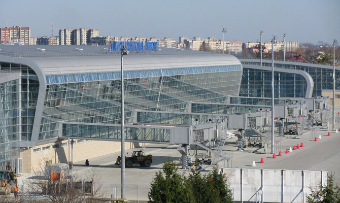 Четыре авиакомпании станут летать во Львов чаще