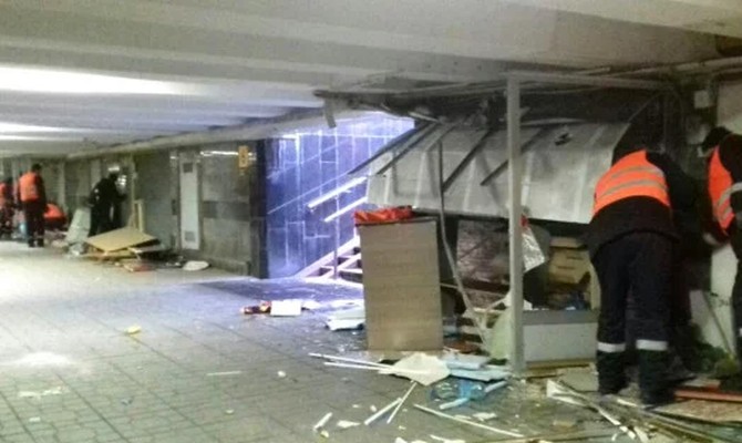 В Киеве начали сносить МАФы в подземном переходе на Майдане Независимости