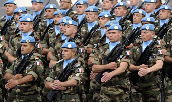 Макрон намерен вернуть всеобщую воинскую обязанность во Франции