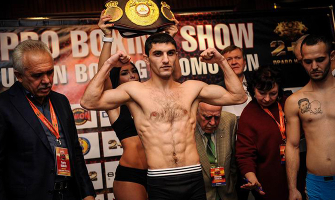 Украинский боксер Далакян стал чемпионом мира