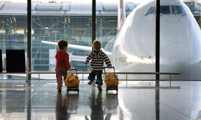 Рада планирует упростить выезд детей за границу
