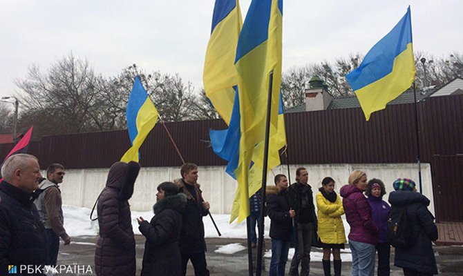 Активисты начали пикетировать дом Авакова