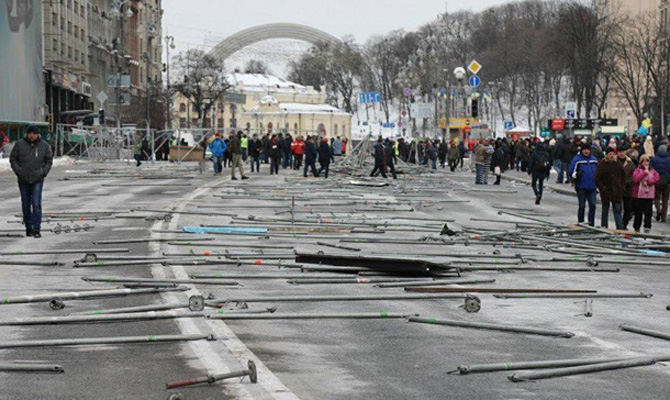 Митингующие разобрали конструкции на Майдане
