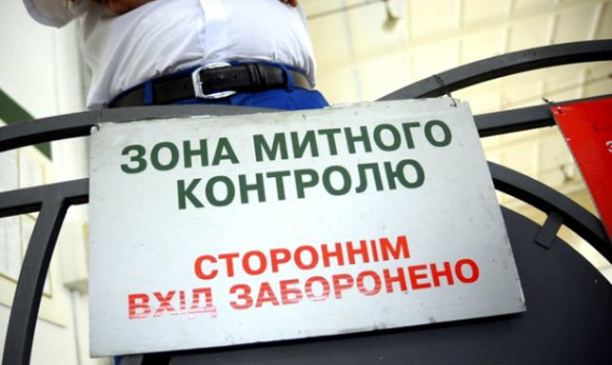 В «Борисполе» задержали двух таможенников за взятку