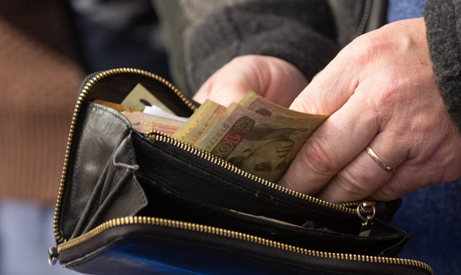 Минимальная зарплата должна быть 4 тыс. гривен, – Порошенко