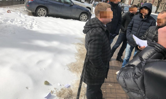 На взятке разоблачили госслужащего Секретариата Кабмина