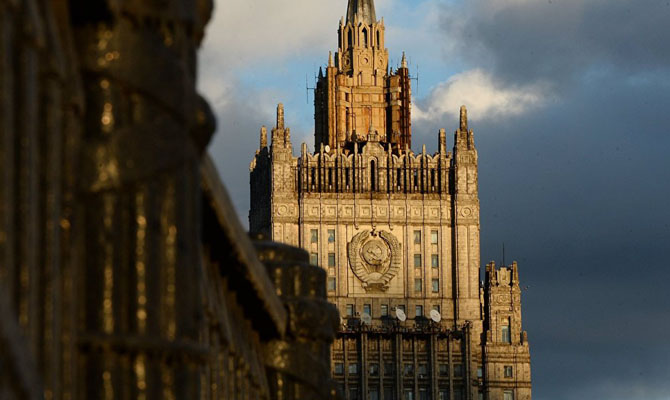 Российских дипломатов высылают уже 27 стран