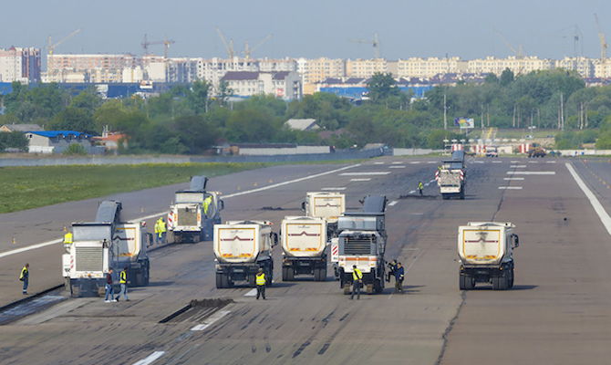 Омелян потребовал 10 млрд грн на ремонт взлетных полос