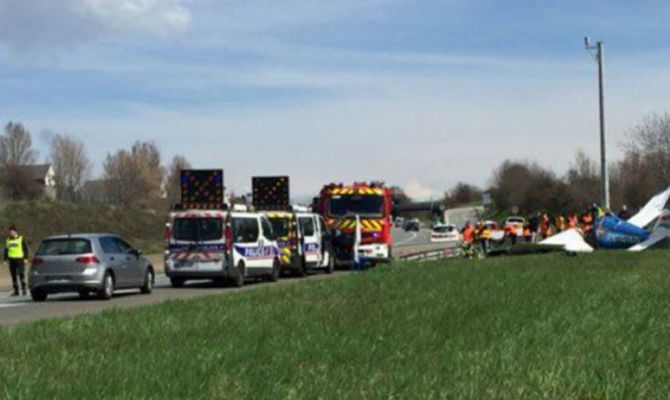 Во Франции возле автотрассы упал самолет, двое людей погибли