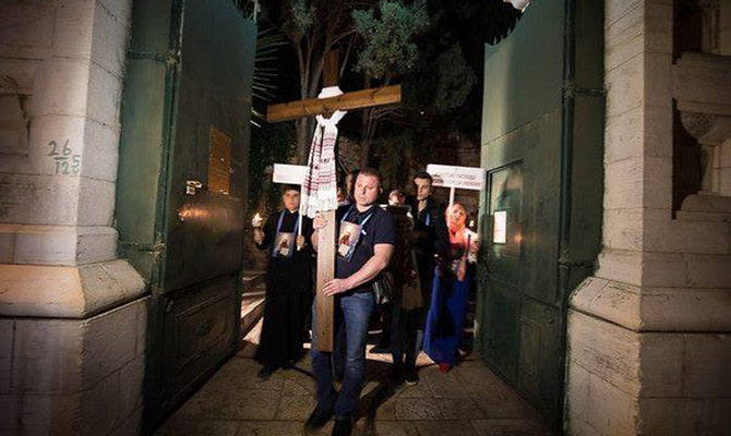 В Иерусалиме сотни украинцев прошли Дорогой Скорби с молитвой о мире