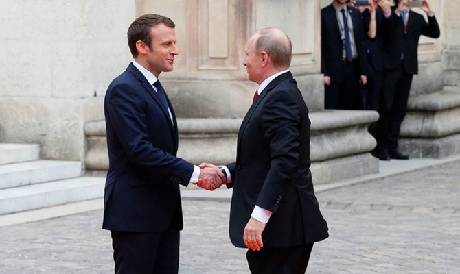 Макрон и Путин провели телефонный разговор