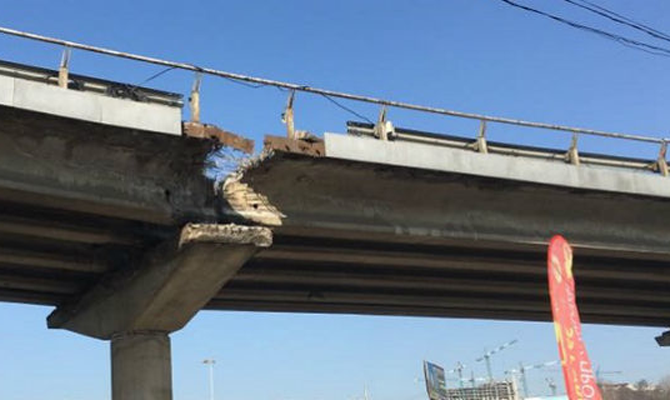 В Киеве возле метро Выдубичи обрушилась часть путепровода