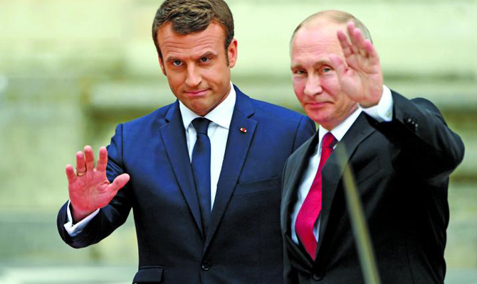 Макрон собирается посетить Россию