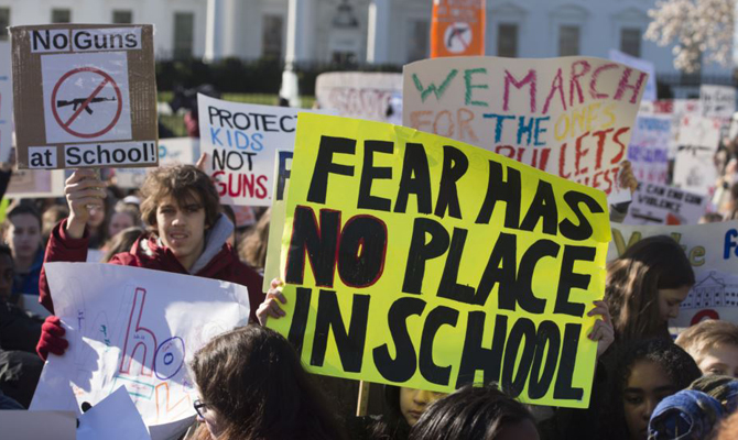 В США студенты вышли на протест с требованием ужесточить контроль над оружием