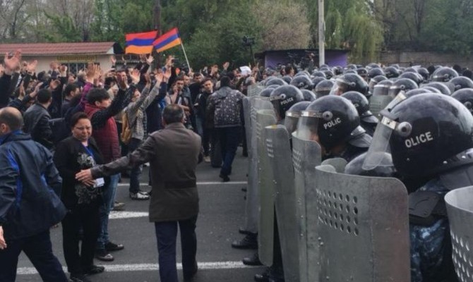 ЕС призвал власти Армении наладить диалог с оппозицией