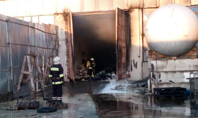 В Белой Церкви вспыхнули склады на заводе по производству автошин «Росава»