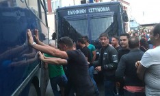 В Греции произошли массовые беспорядки во время визита на Лесбос премьер-министра страны