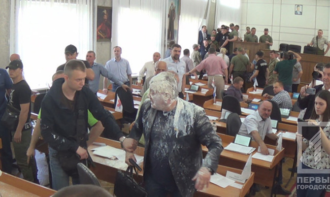 В Никополе на сессии горсовета произошел конфликт со стрельбой