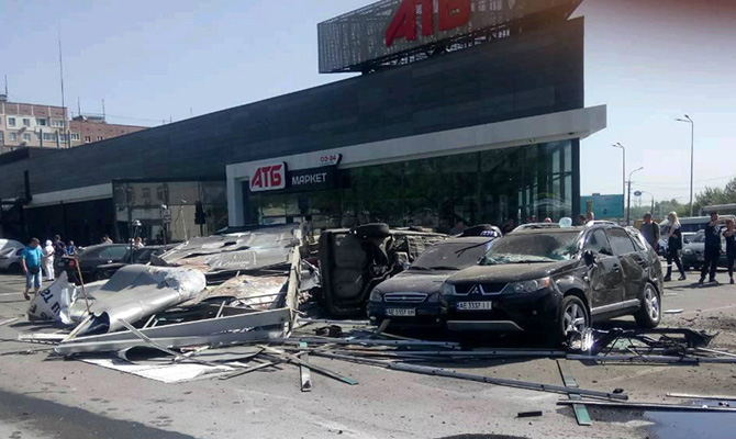 В Днепре фура снесла машины на парковке: есть жертвы