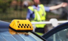 Суд обязал полицию штрафовать таксистов-нелегалов