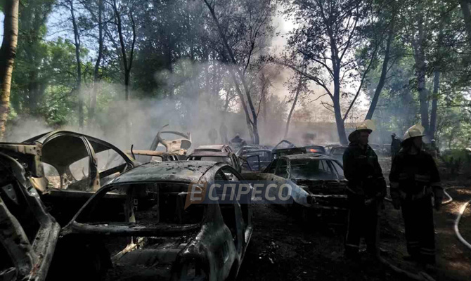 На штрафплощадке в Киеве сгорели 54 автомобиля