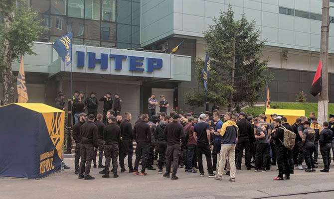 Радикалы заблокировали в Киеве телеканал «Интер»