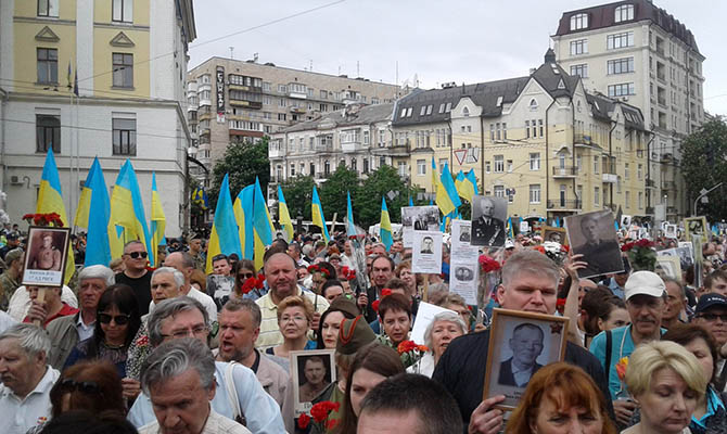 В шествии Бессмертного полка в Киеве приняли участие десятки тысяч человек