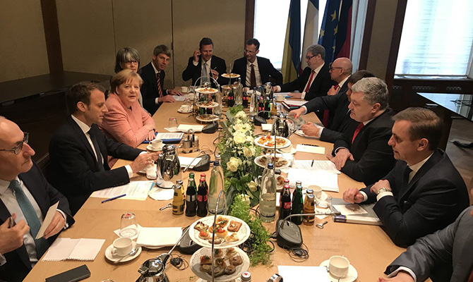 В Германии начались трехсторонние переговоры Порошенко с Меркель и Макроном