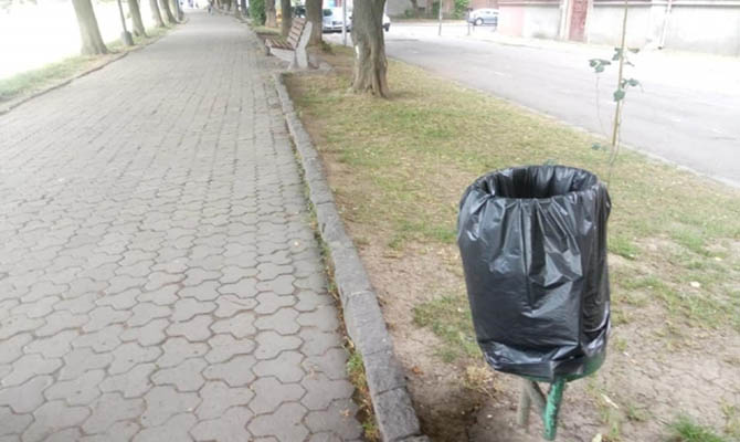 Показуха для Гройсмана: на Закарпатье к приезду премьера нанесли разметку и нашли пакеты для мусора