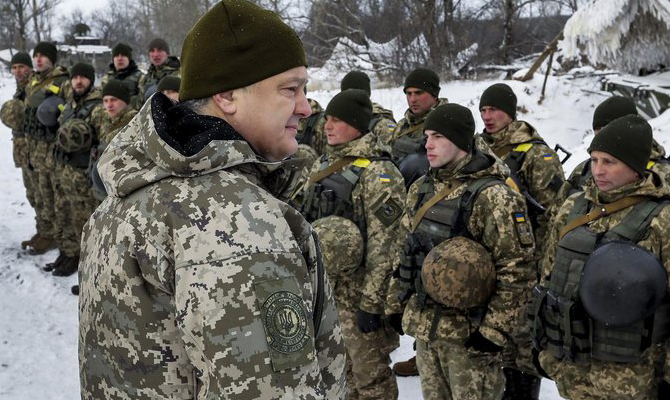 Порошенко подписал закон о выплатах иностранцам в ВСУ