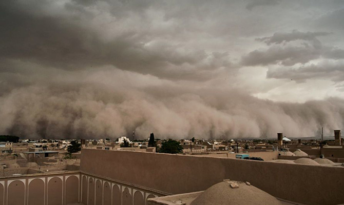 В Индии жертвами песчаной бури и ливней стали более 70 человек