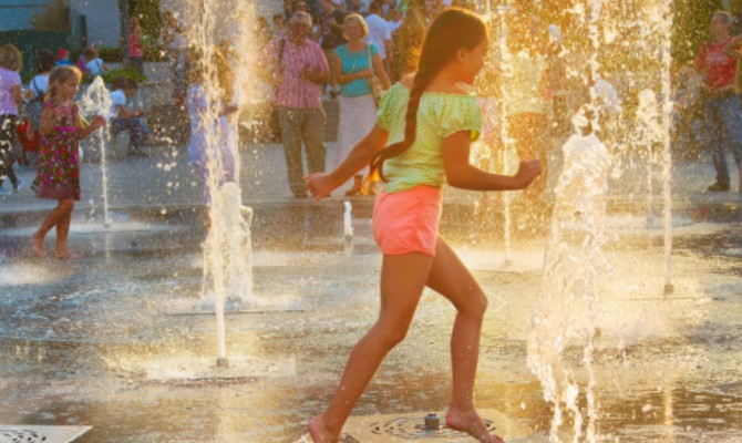 В Киеве запретили купаться в фонтанах