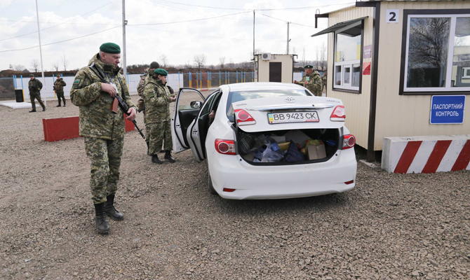 В пунктах пропуска на линии разграничения застряли 230 авто