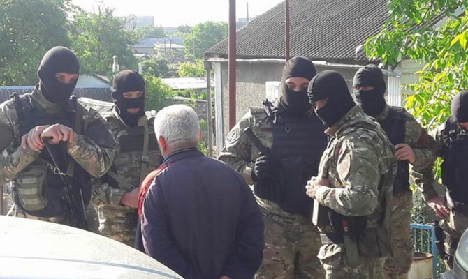Обыски в Бахчисарае: спецслужбы РФ задержали двоих человек
