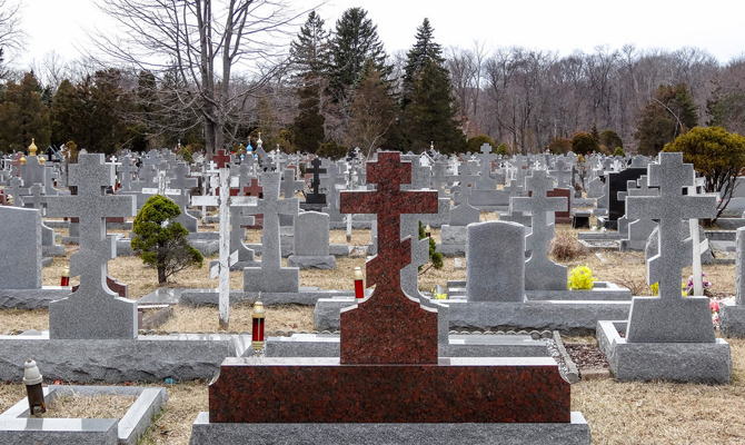 Кабмин приведет в порядок зарубежные кладбища