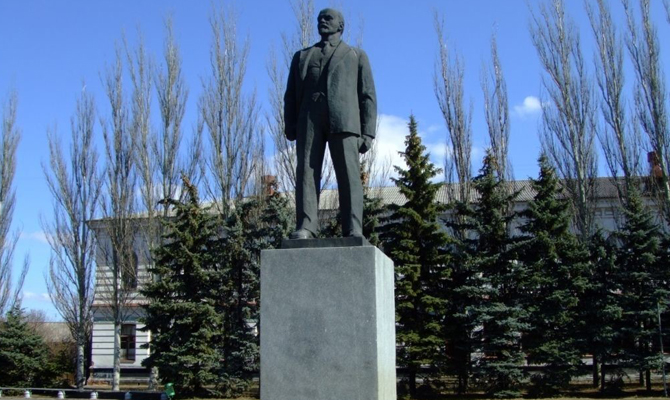Памятник Ленину в Изюме повторно выставят на продажу