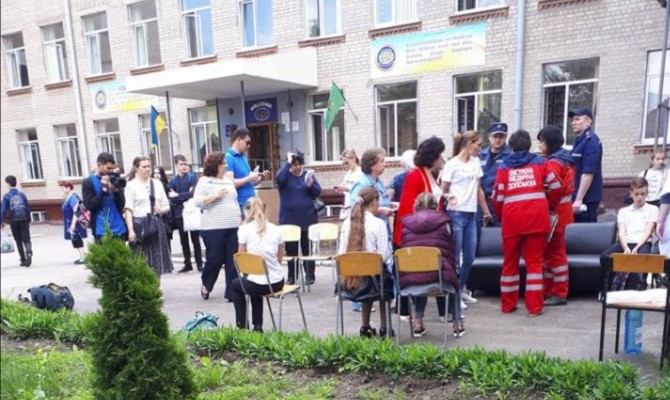 В Харькове из-за распыления неустановленного газа из школы госпитализировали 15 учеников