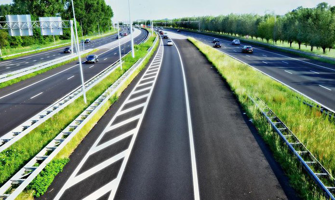 Омелян пообещал объединить Украину десятком автобанов