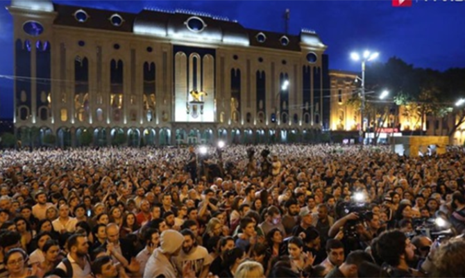 Тбилиси всколыхнули массовые протесты: главный прокурор Грузии подал в отставку