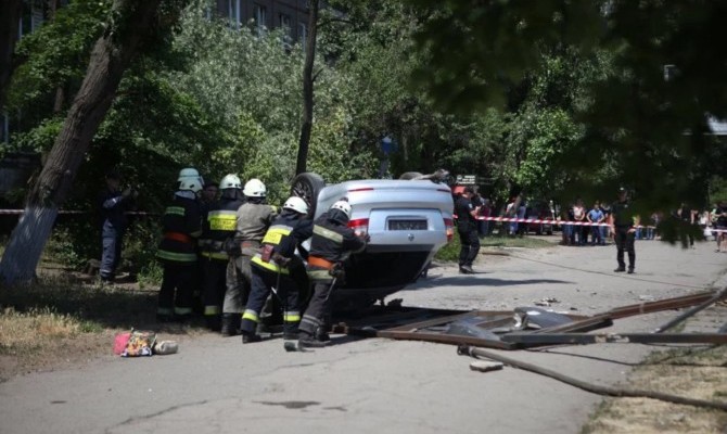 В Днепре авто влетело в остановку, один человек погиб