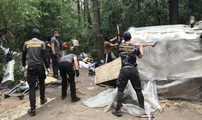 Нацдружины уничтожили лагерь ромов в Голосеевском парке Киева