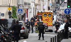 В Париже мужчина взял в заложники трех человек и требует связать его с иранским посольством
