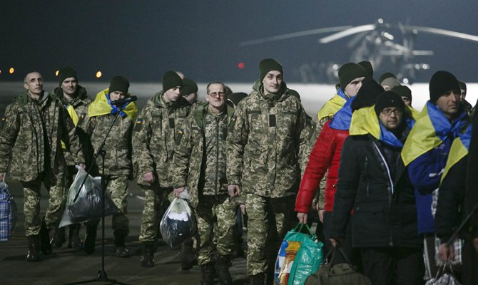 Кабмин начал выплачивать по 100 тыс. грн освобожденным из плена