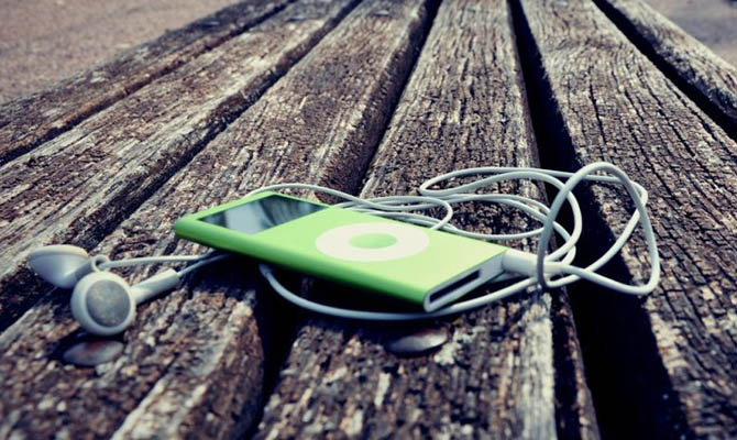 Как музыкальные вкусы помогают определять общественные настроения и почему это важно для экономистов