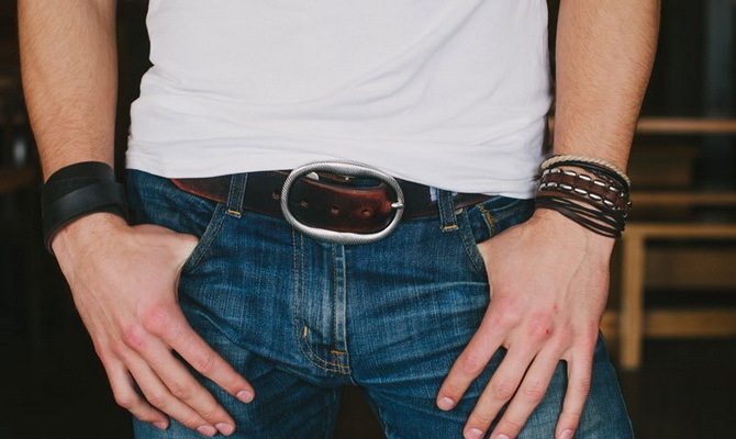 Советы, как надеть мужской браслет на руку и не испортить образ