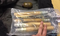 В метро Киева полиция задержала пассажира с гранатой и патронами