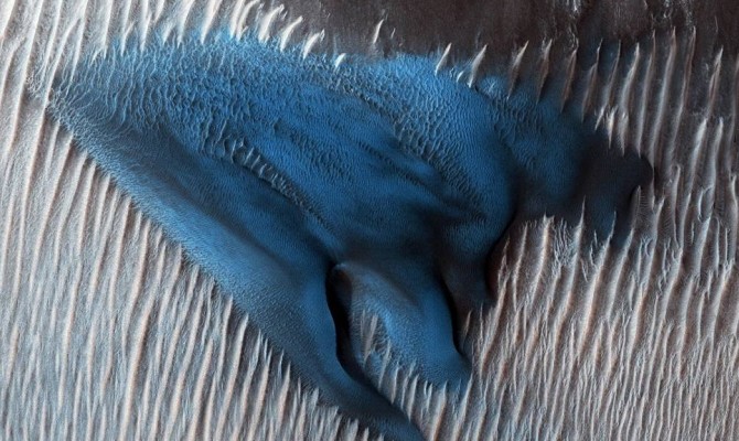 NASA показало фото голубых дюн на Марсе