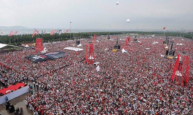 В Стамбуле миллионы людей вышли поддержать оппозиционного кандидата Мухаррема Инсе