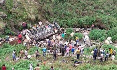 В Индии автобус упал в ущелье – десятки погибших