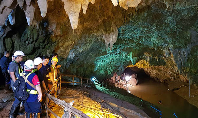 Спасатели пробурили 100 отверстий в пещере в Таиланде, где блокированы школьники